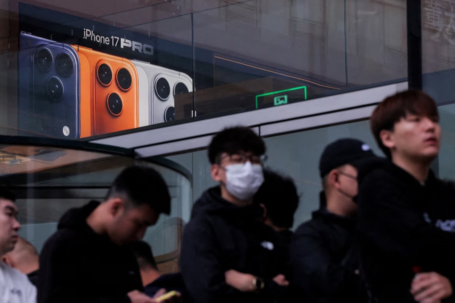 Hàng trăm người đến cửa hàng Apple ở Bắc Kinh nhận iPhone 17