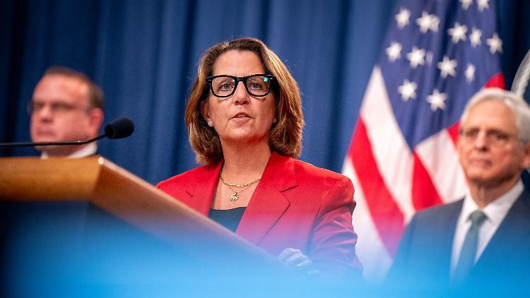 Ông Trump kêu gọi Microsoft sa thải Lisa Monaco sau khi cựu giám đốc FBI bị truy tố