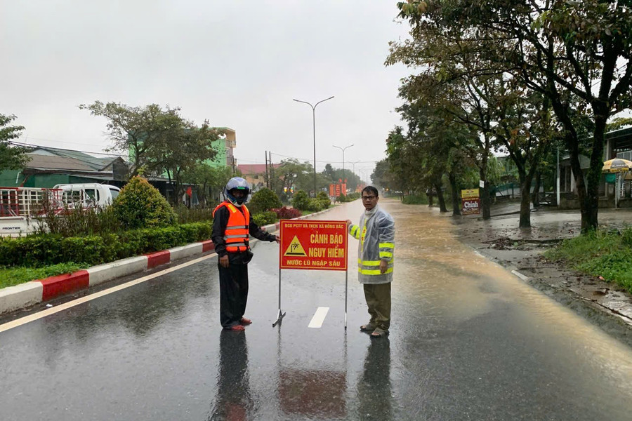 Huế: Cảnh báo khẩn, hạn chế người dân ra đường trong bão số 10