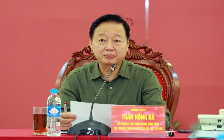 Bão số 10 'lịch sử' đang càn quét miền Trung: hàng vạn người sơ tán, mất điện diện rộng