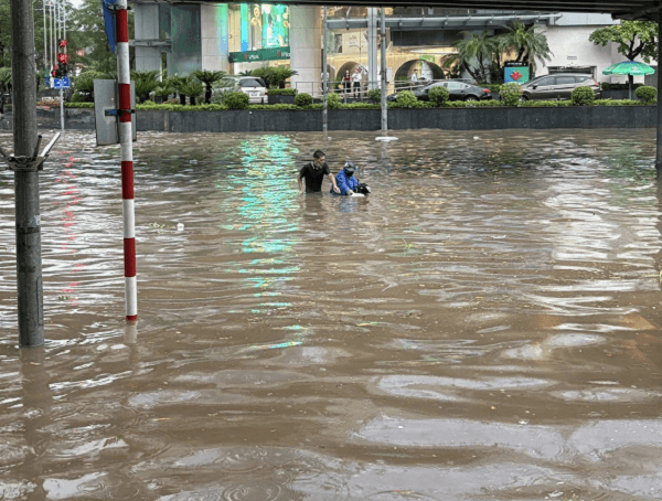 Hoàn lưu bão số 10: Hà Nội mưa ngập kinh hoàng khắp nơi