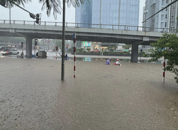 Hà Nội bơm hết công suất giải cứu ngập lụt, dự báo mưa lớn tiếp diễn