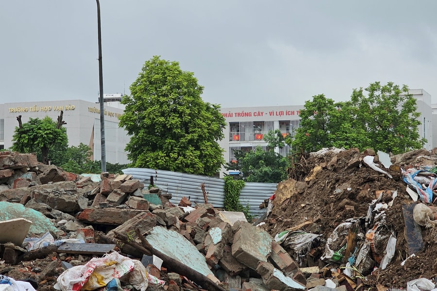 Hà Nội: Chiếm dụng đất vàng, núi phế thải bủa vây trường học