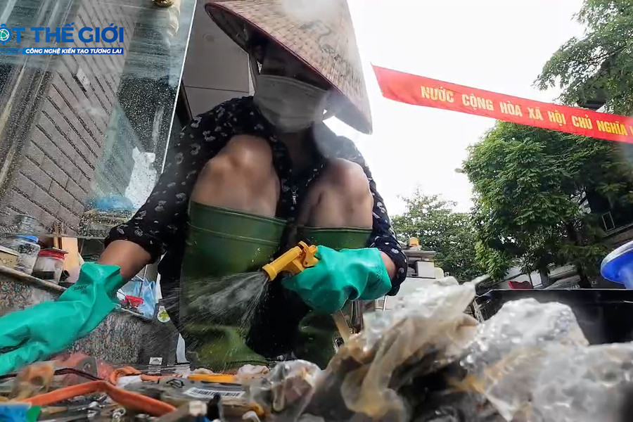 Người dân Lào Cai oằn mình dọn bùn sau lũ