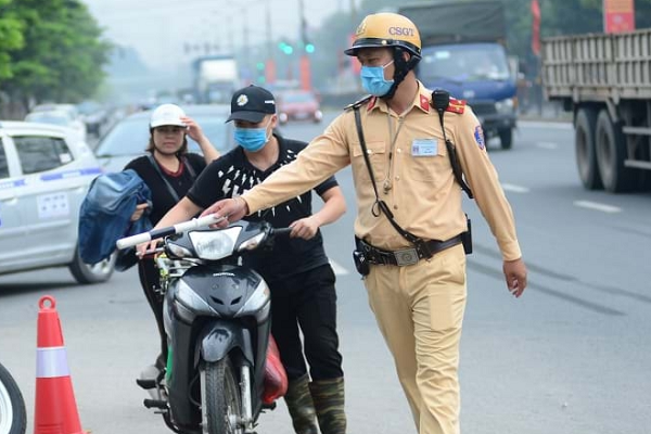 Phạt tiền chưa đủ răn đe, TP.HCM sẽ cho người vi phạm giao thông quét rác, sơn vạch đường…