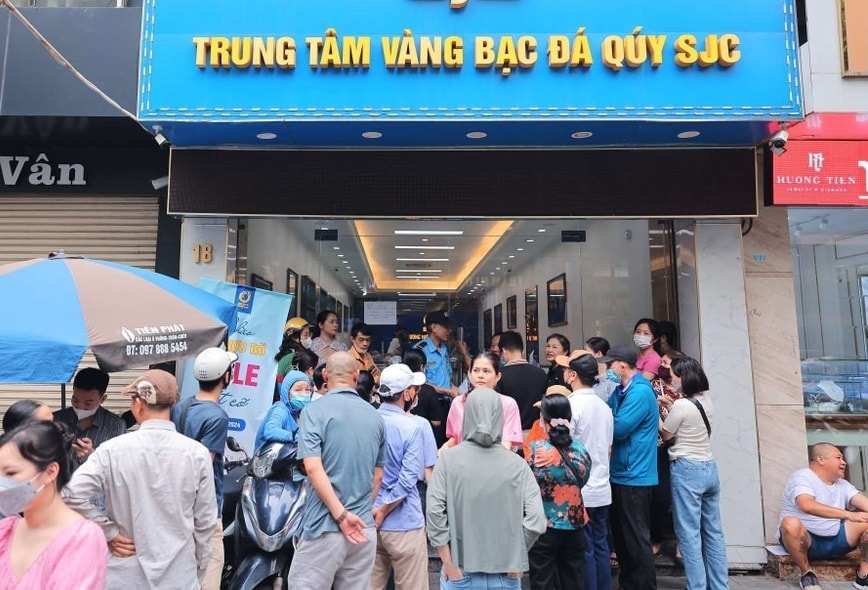 Người dân đổ xô mua bạc trước 'cơn sốt' vàng, rủi ro hay cơ hội?