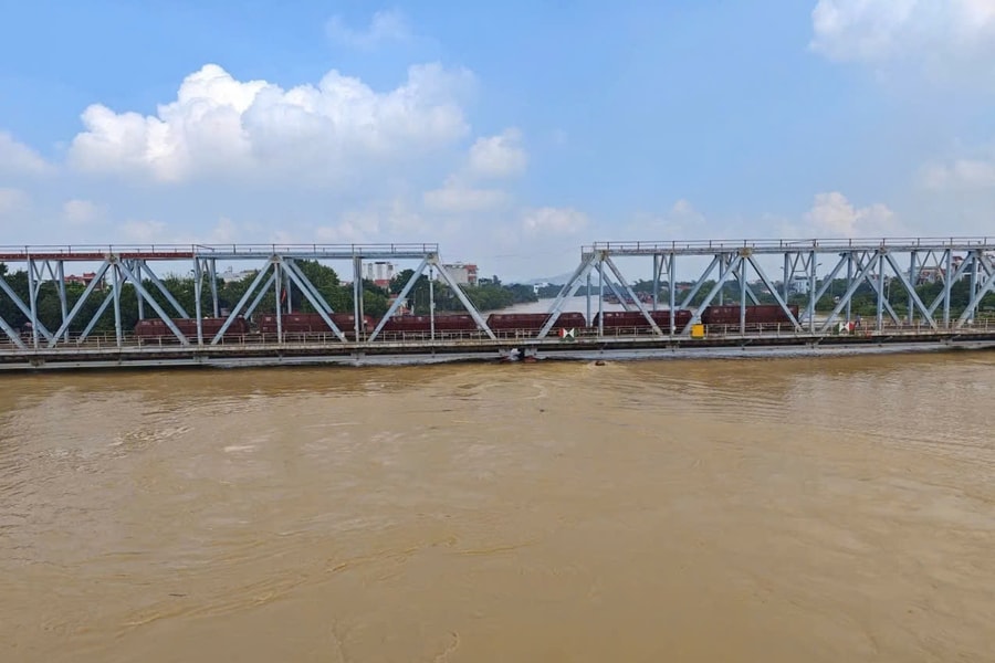 Điều tàu 300 tấn "giữ" cầu Sông Thương trước lũ