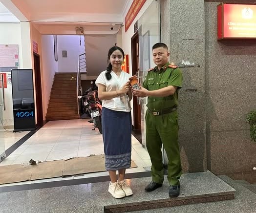 Thở phào khi cô gái Lào tìm thấy điện thoại