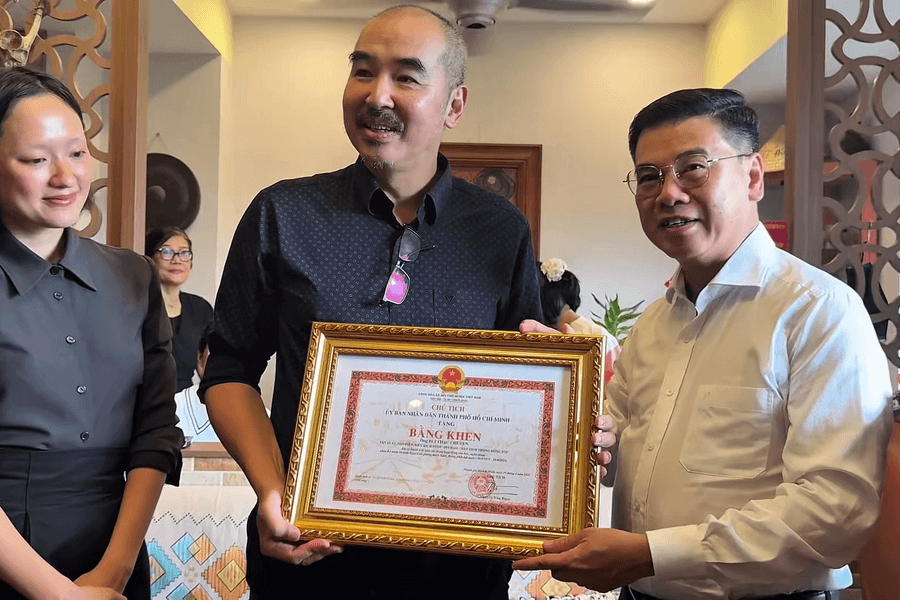 Đạo diễn 'Địa đạo - Mặt trời trong bóng tối' được TP.HCM vinh danh
