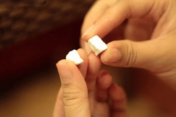 Sai lầm chết người: Bẻ thuốc cho dễ uống, hóa ra đang tự đầu độc mình