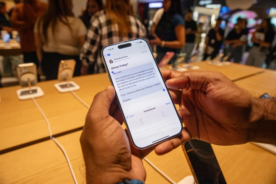 Lãnh đạo mảng tìm kiếm AI rời Apple đến Meta giữa lúc đại tu Siri