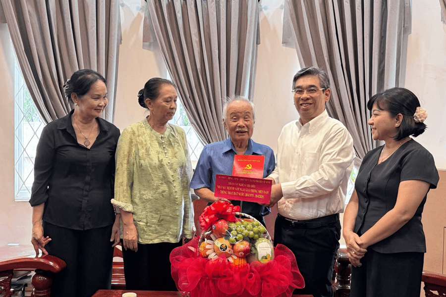 Thành ủy TP.HCM thăm, tri ân các văn nghệ sĩ lão thành