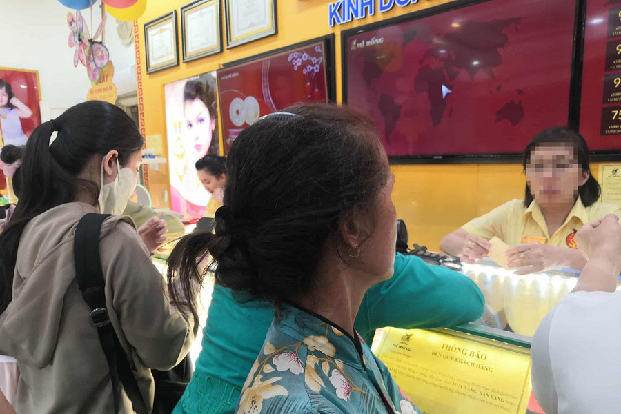Đừng để bị cuốn vào 'cơn khát vàng' phi lý