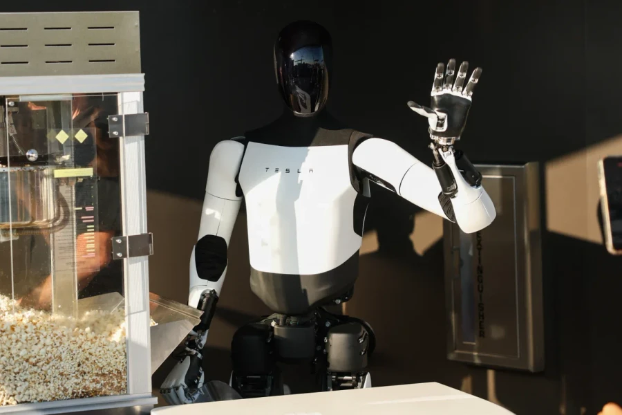 Elon Musk: Robot hình người Optimus sẽ là ‘bác sĩ phẫu thuật phi thường’