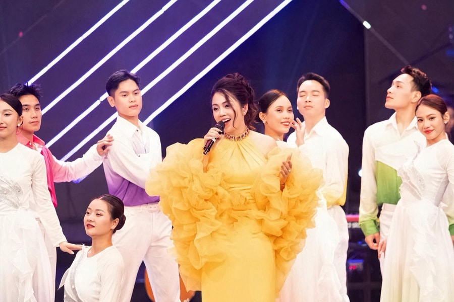 Ca sĩ Khánh Thy ra mắt album không tên: 'Công nghệ giúp tôi chạm tới trái tim người nghe'