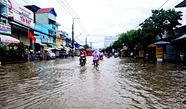An Giang: Triều cường dâng cao khiến cuộc sống người dân đảo lộn