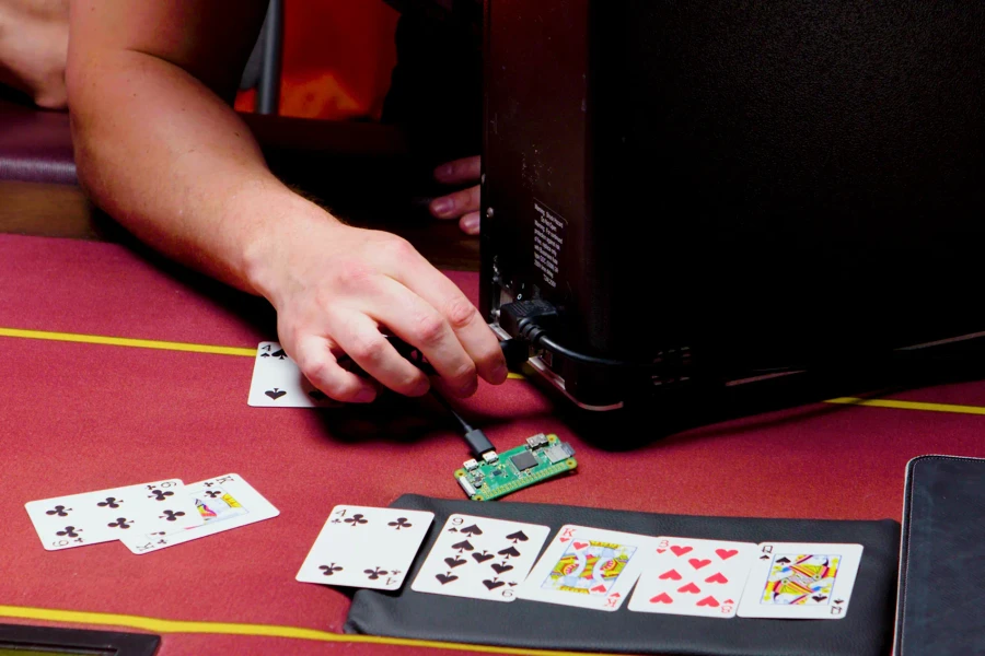 Máy xáo bài poker bị biến thành công cụ gian lận hàng triệu đô