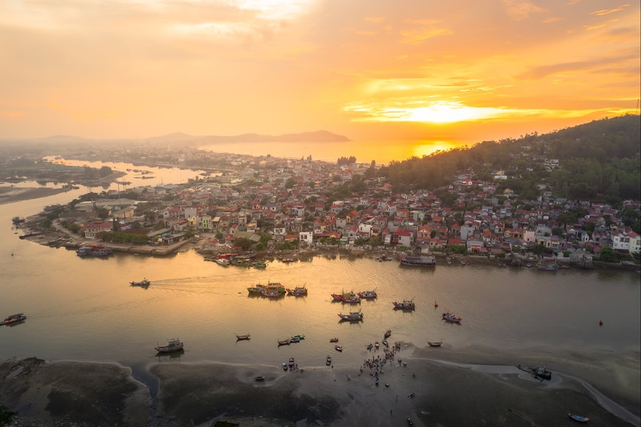 Bình minh trên cửa biển Lạch Bạng