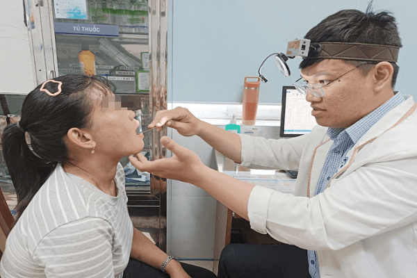 Tưởng viêm họng mạn 10 năm, người phụ nữ TP.HCM sốc khi biết nguyên nhân thật