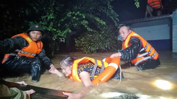 Nhiều nơi hướng về miền Trung, khẩn cấp hỗ trợ đồng bào trong trận lũ lịch sử