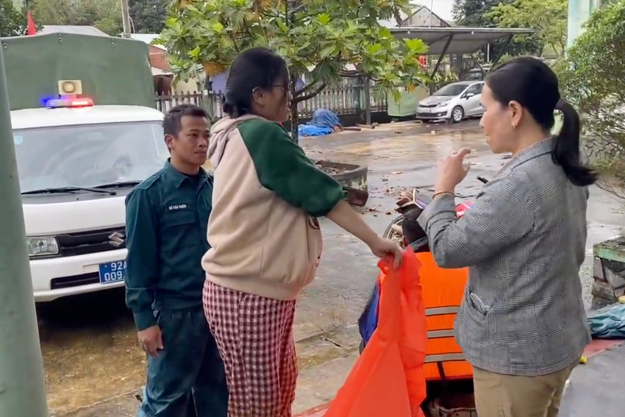 Thót tim cảnh sản phụ vượt lũ: Bám tay chiến sĩ dân quân đi trên cầu tre giữa dòng nước xiết