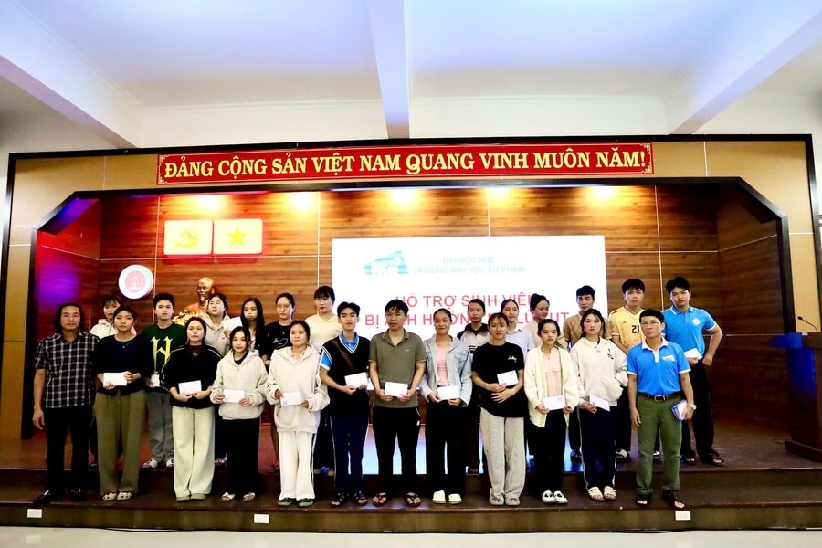 Tình thầy trò ấm áp giữa biển nước lũ Huế: Không ai bị bỏ lại phía sau