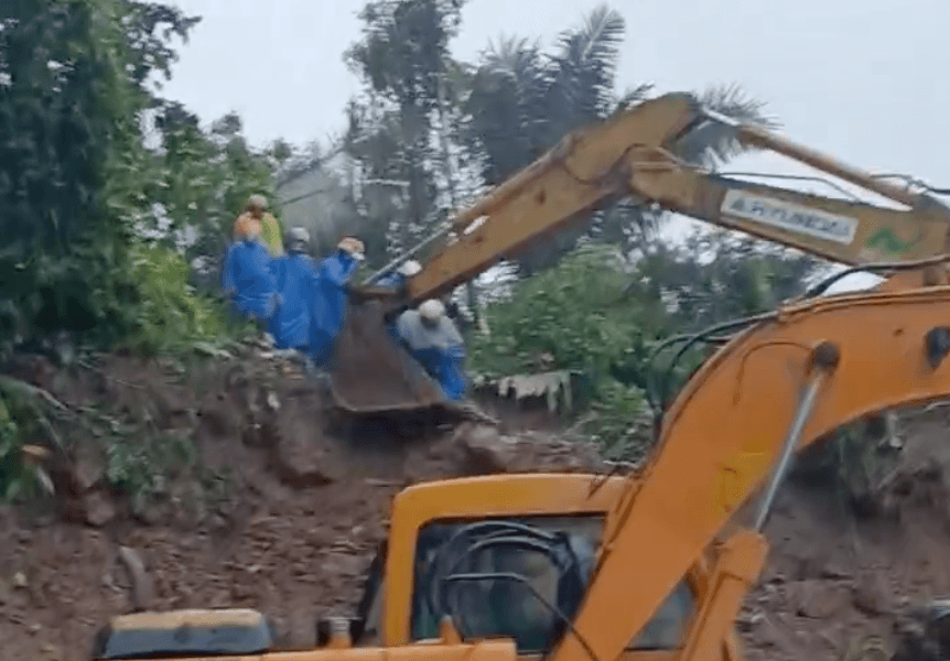 Xúc động hình ảnh 20 giáo viên vượt sạt lở bằng xe xúc trở lại trường sau lũ