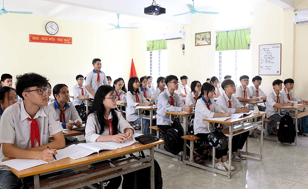 Bão số 13 đổ bộ, nhiều nơi khẩn cấp cho học sinh nghỉ học 2 ngày