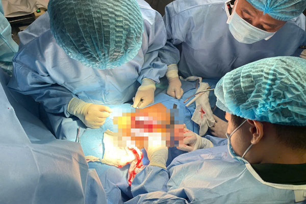 Ca đại phẫu lịch sử tại Trường Sa: Mở ngực cứu sống bệnh nhân giữa biển