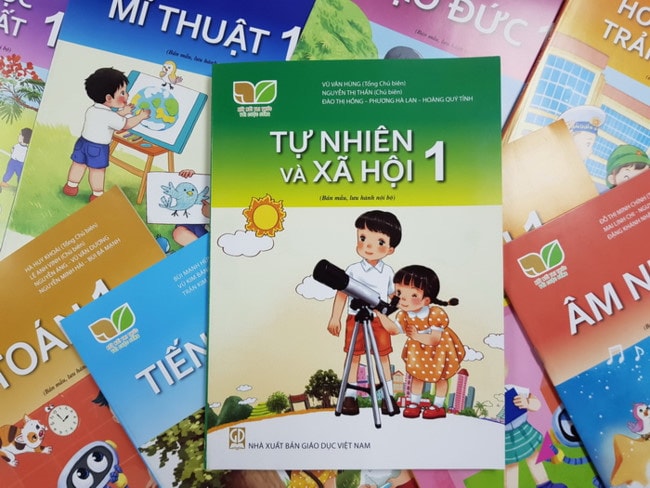 Quay lại một bộ SGK: Lựa chọn giữa ổn định và độc quyền?