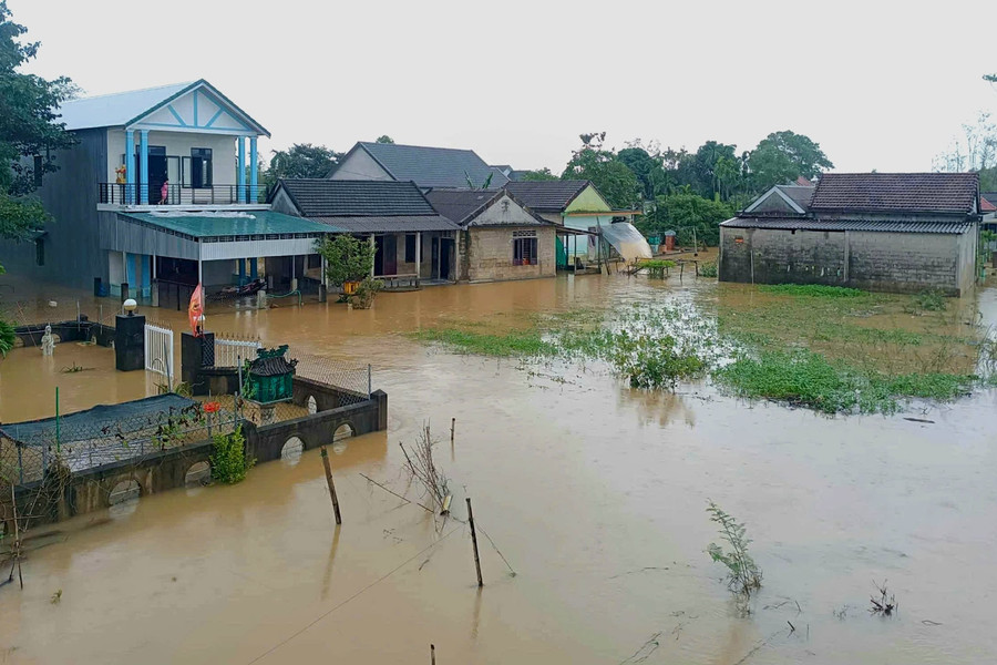 Mưa đặc biệt lớn bao trùm Huế, hơn 700 nhà còn ngập, một người tử vong