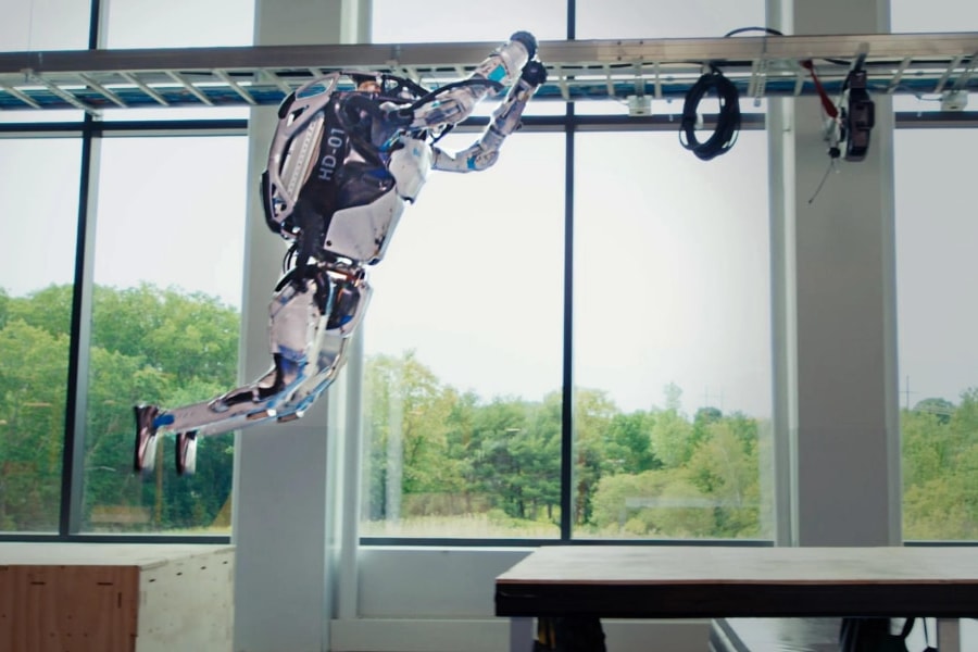 Robot hình người nhảy parkour, bắt chước chuyển động giống người