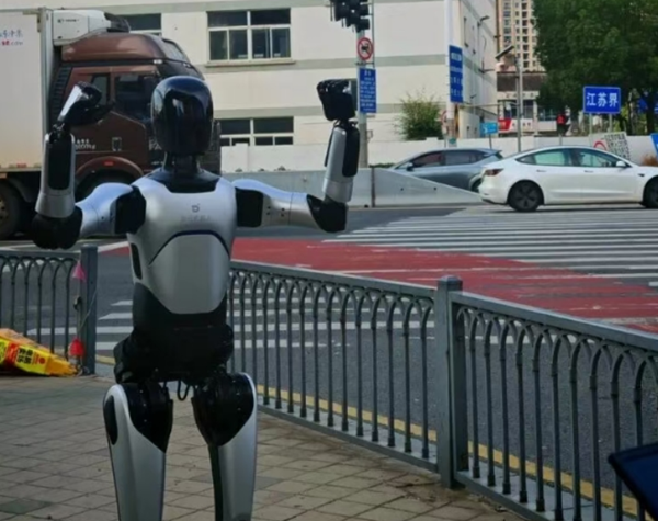 Robot Trung Quốc lập kỷ lục Guiness về đi bộ