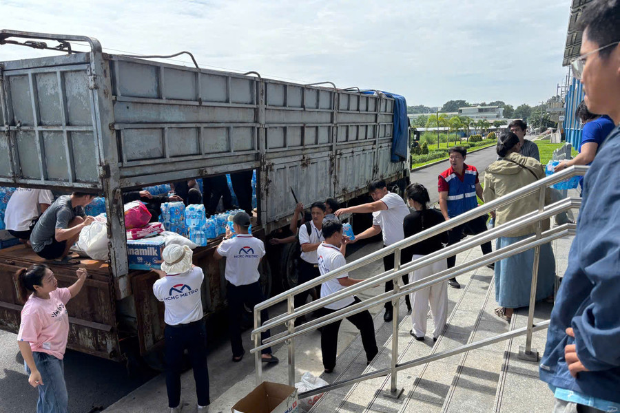 Toàn tuyến metro số 1 thành 'cầu nối' nghĩa tình về vùng lũ