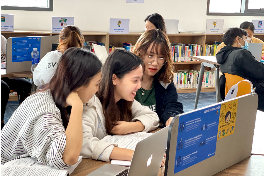 Giáo dục đại học: Phục vụ khách hàng hay phát triển con người?