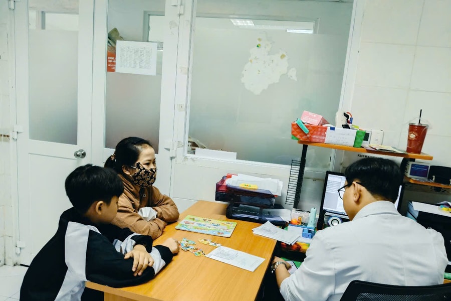 Trẻ tự kỷ biểu hiện sớm ra sao, điều trị thế nào?