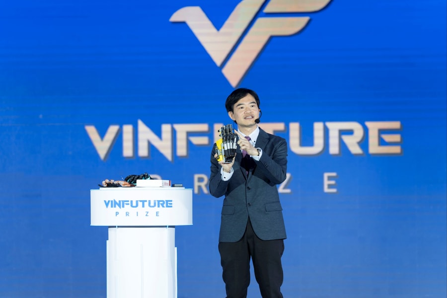 Robot 'Bàn tay hy vọng' lần đầu xuất hiện tại Việt Nam: Hy vọng cho bệnh nhân đột quỵ