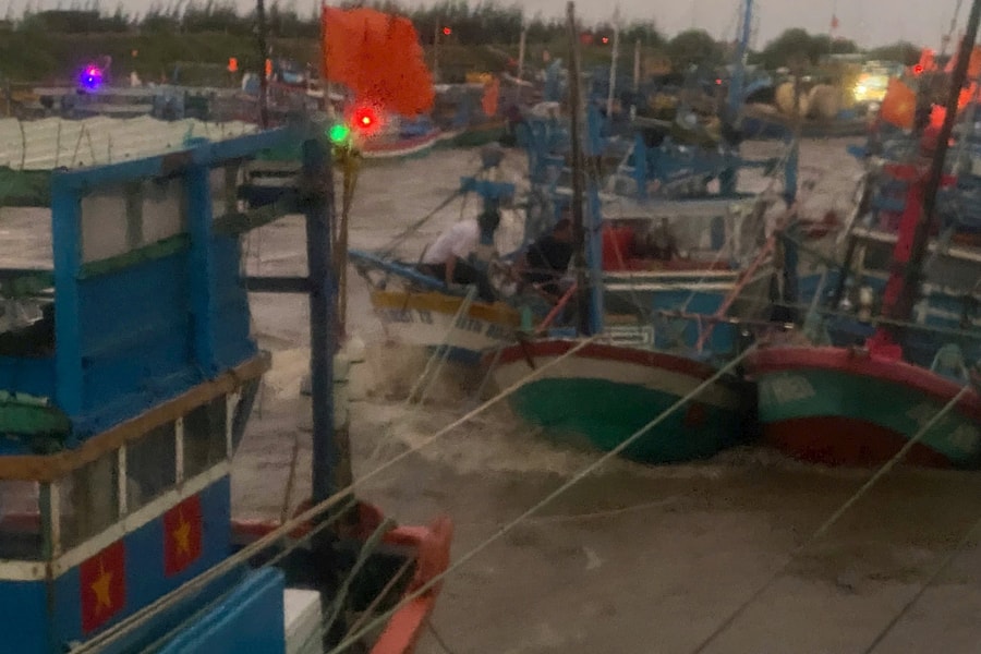 Nước lũ cuốn trôi tàu thuyền ở Lâm Đồng