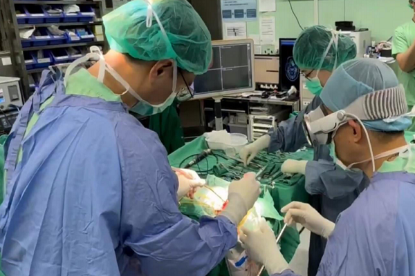 Một cú click thay đổi ca mổ: Cuộc dịch chuyển y học 3D toàn cầu