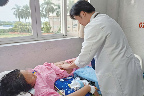 Cơn đau đầu suýt cướp mạng 2 mẹ con: Sản giật đánh úp sản phụ 19 tuổi