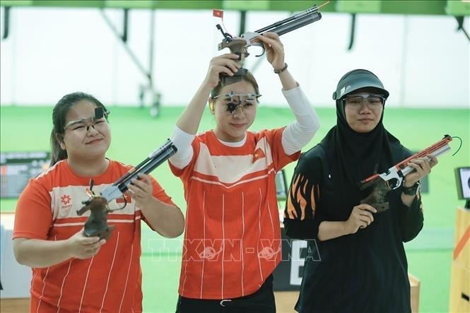 'Cơn mưa vàng' và tiếng còi khó hiểu của trọng tài trong trận chung kết bóng đá nữ