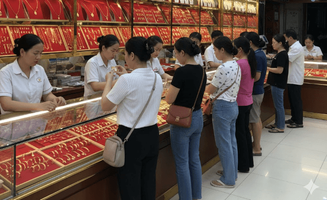 Giá vàng hôm nay 12.3: Nghịch lý 'càng cao càng mua' và rủi ro rình rập