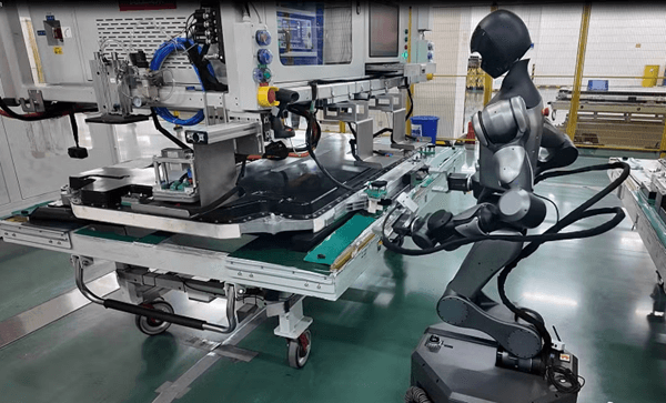 Nhà sản xuất pin EV hàng đầu thế giới dùng robot hình người trong dây chuyền sản xuất