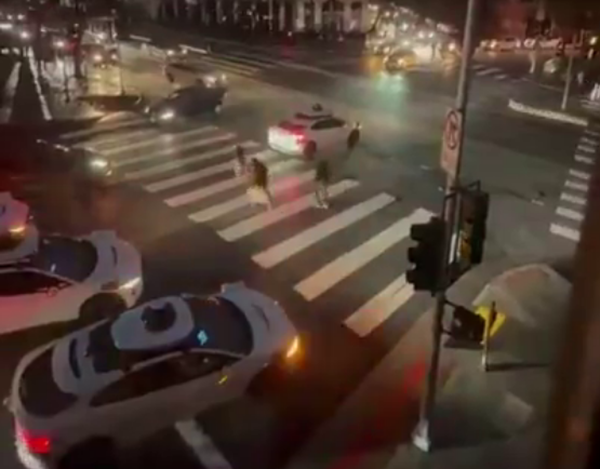 Taxi tự lái nhốt khách trong xe khi mất điện