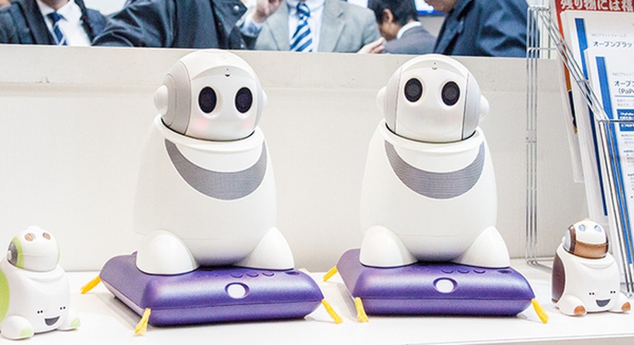 Robot PaPeRo i hỗ trợ giảm việc tại viện dưỡng lão