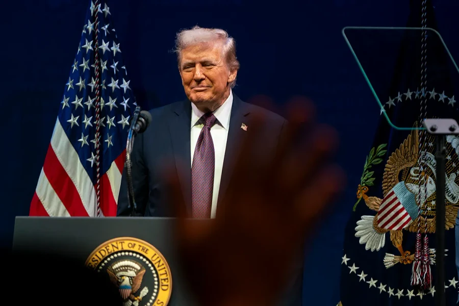 Ông Trump chặn HieFo mua mảng chip của Emcore vì liên quan đến Trung Quốc