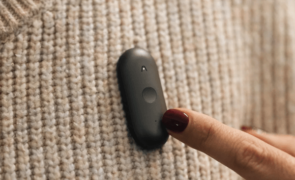 CES 2026: Không sợ bỏ qua nội dung trò chuyện nhờ ghim cài áo ghi chú AI