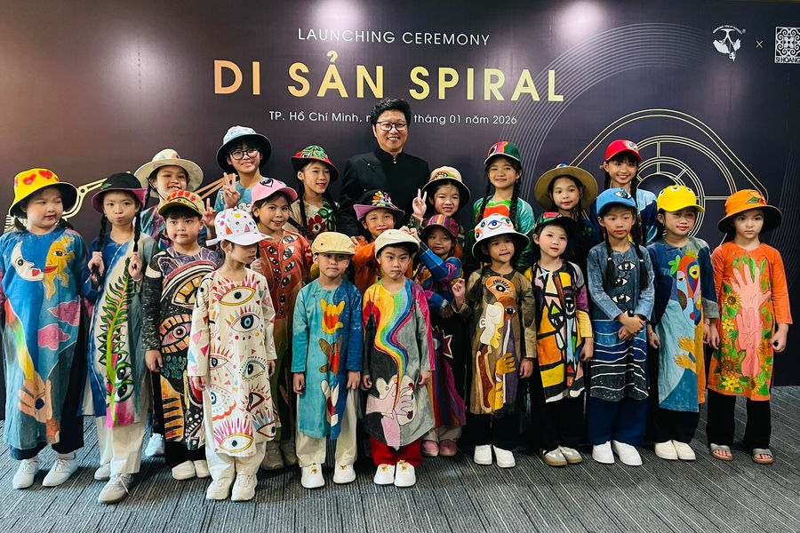 Di sản Spiral: NTK Sĩ Hoàng không muốn áo dài chỉ là biểu tượng