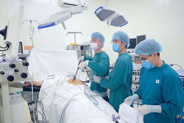 Điều trị thành công “sỏi chồng sỏi” chỉ với một lần phẫu thuật