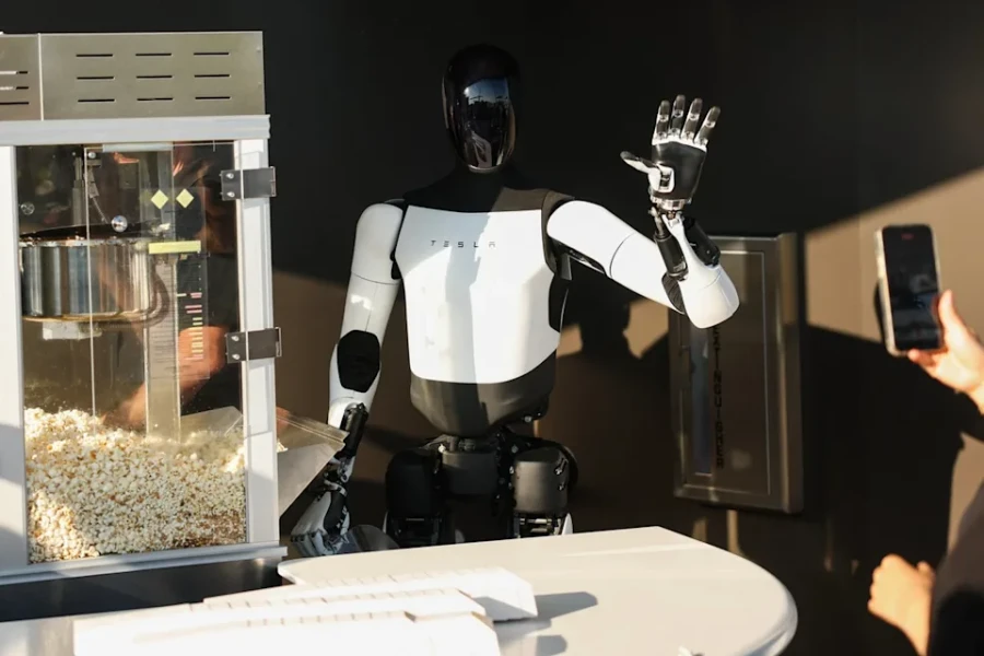 Elon Musk nói robot Optimus sẽ phẫu thuật giỏi hơn bác sĩ, chuyên gia phản bác